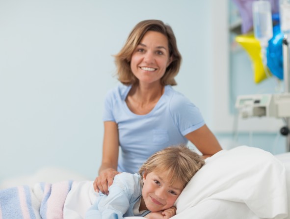 Kind im Krankenhausbett