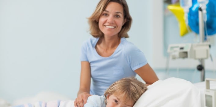 Kind im Krankenhausbett