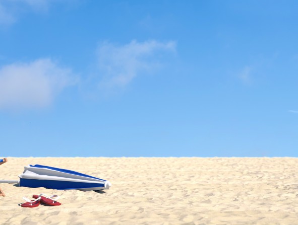 Urlaub im Sommer am Strand im Liegestuhl vor einem blauen Himmel