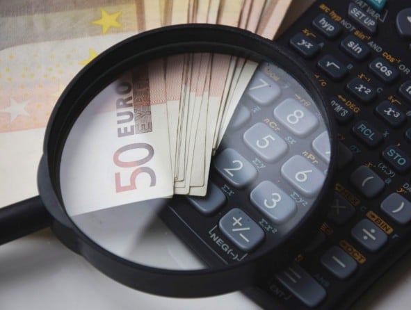 Lupe, Taschenrechner, Geldschein