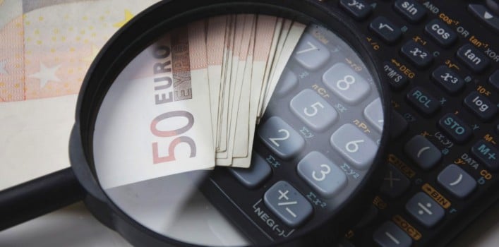 Lupe, Taschenrechner, Geldschein