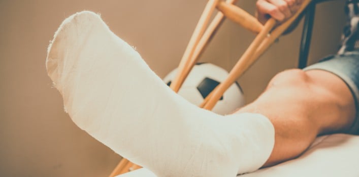 Fussballspieler mit Gipsfuss