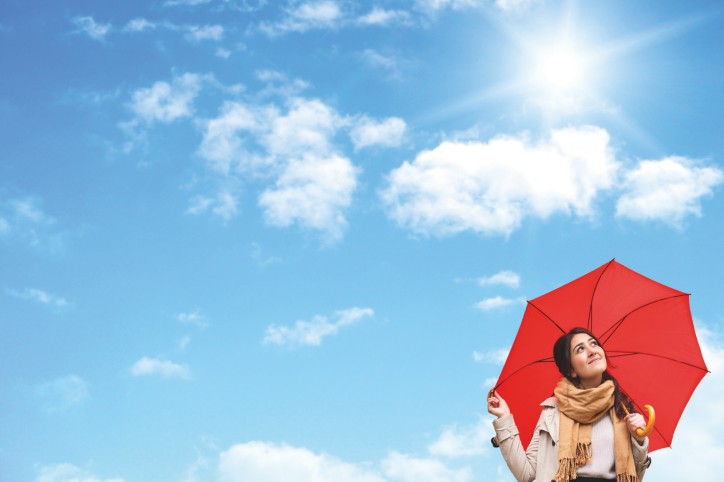 Regenschirm vor blauem Himmel