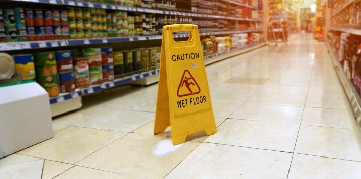 Gelbes Schild zur Warnung vor nassem Boden