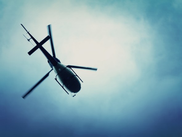 Helicopter fliegt im blauen Himmel