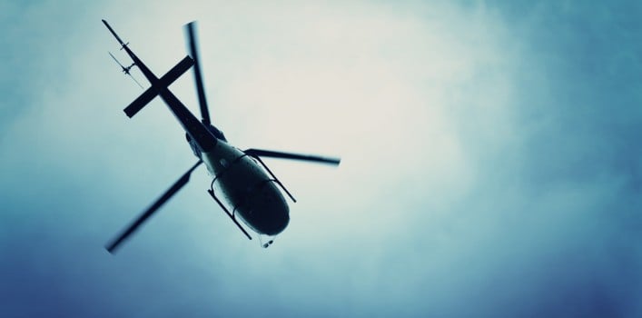 Helicopter fliegt im blauen Himmel