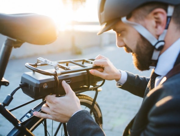 Mann repariert sein Fahrrad