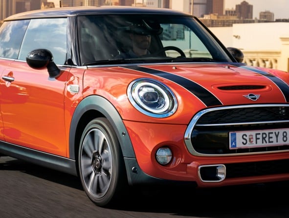 oranger Mini mit Kennzeichen S-FREY8