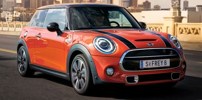 oranger Mini mit Kennzeichen S-FREY8